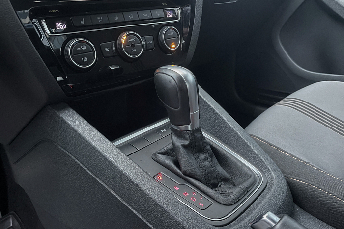 Volkswagen  Jetta, Бензин, 1.6, Автомат, Передний привод, Седан - 47