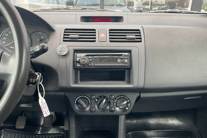 Suzuki Swift, Бензин, 1.3, Механическая, Передний привод, Хэтчбек - 17