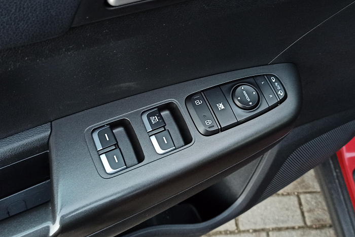 Kia  Sportage , Бензин, 1.6, Механическая, Передний привод, Внедорожник - 21