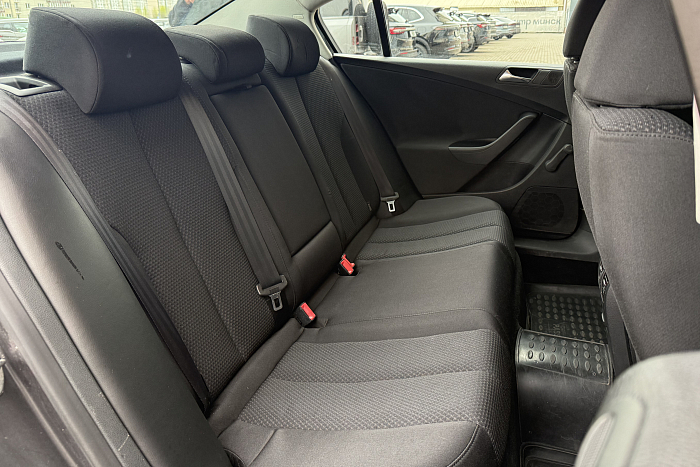 Volkswagen Passat, Бензин, 1.6, Механическая, Передний привод, Седан - 12