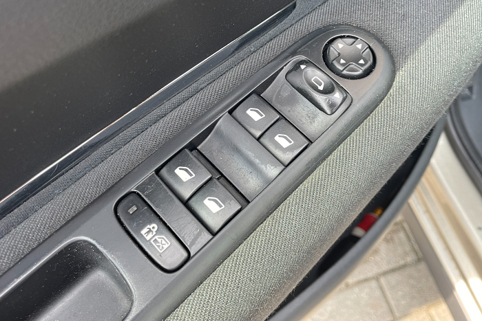 Peugeot 3008 , Бензин, 1.6, Механическая, Передний привод, Универсал - 18