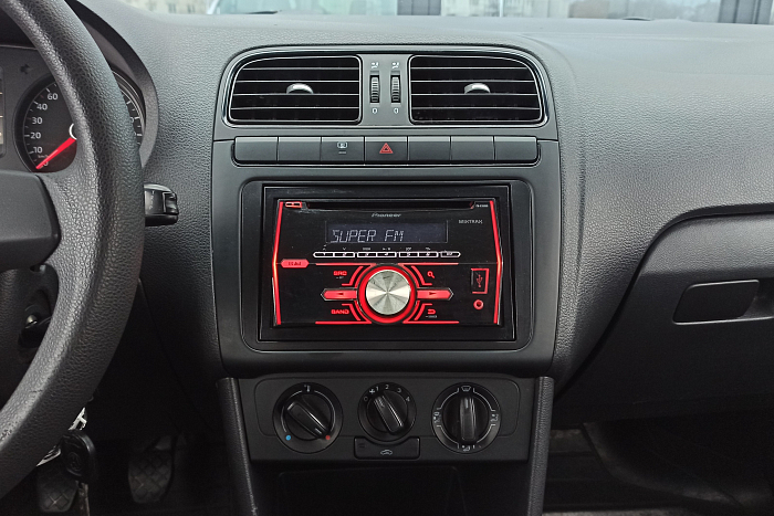 Volkswagen Polo, Бензин, 1.6, Механическая, Передний привод, Седан - 17